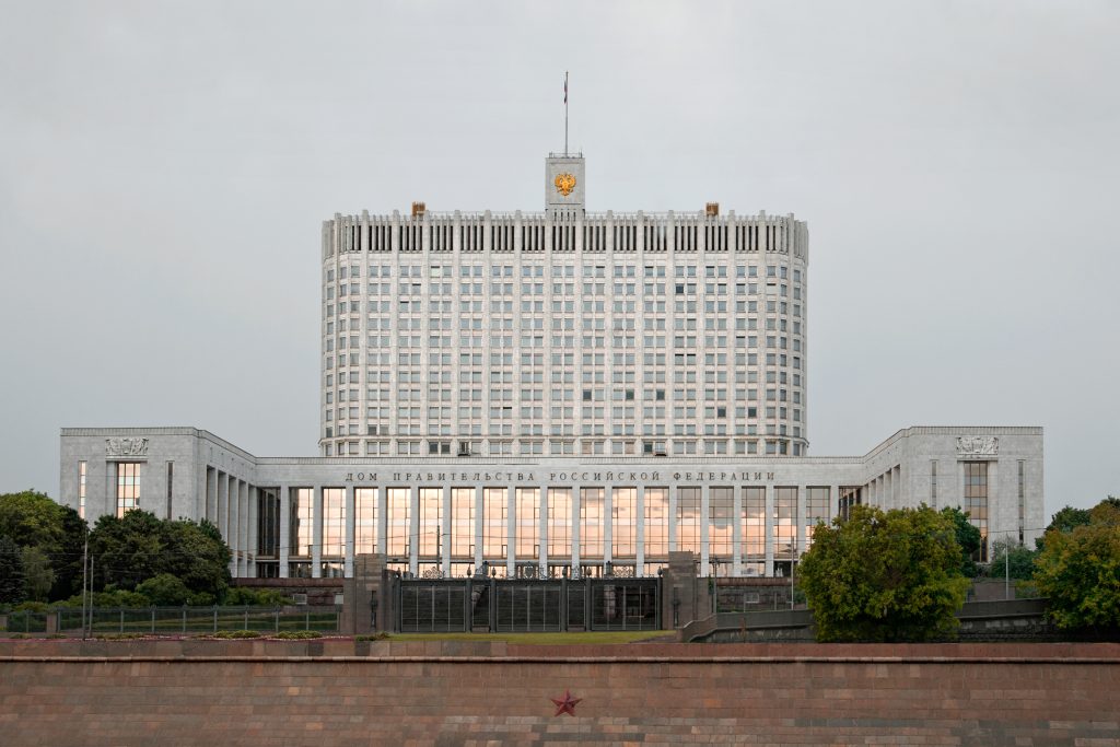 https://hautevitrine.com/wp-content/uploads/2014/02/russian-white-house-moscow-2012-by-leslie-hossack.jpg